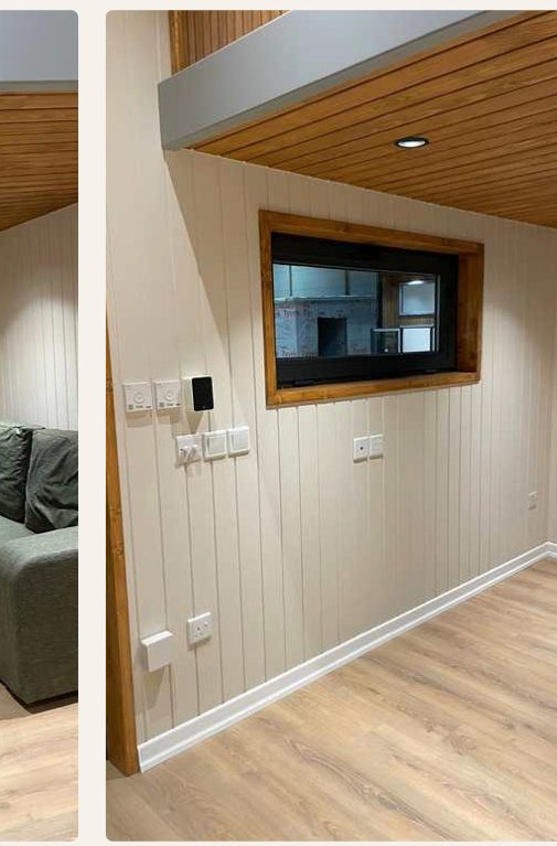 Wagon – Innenansicht mit Holzfenster und Wohnbereich