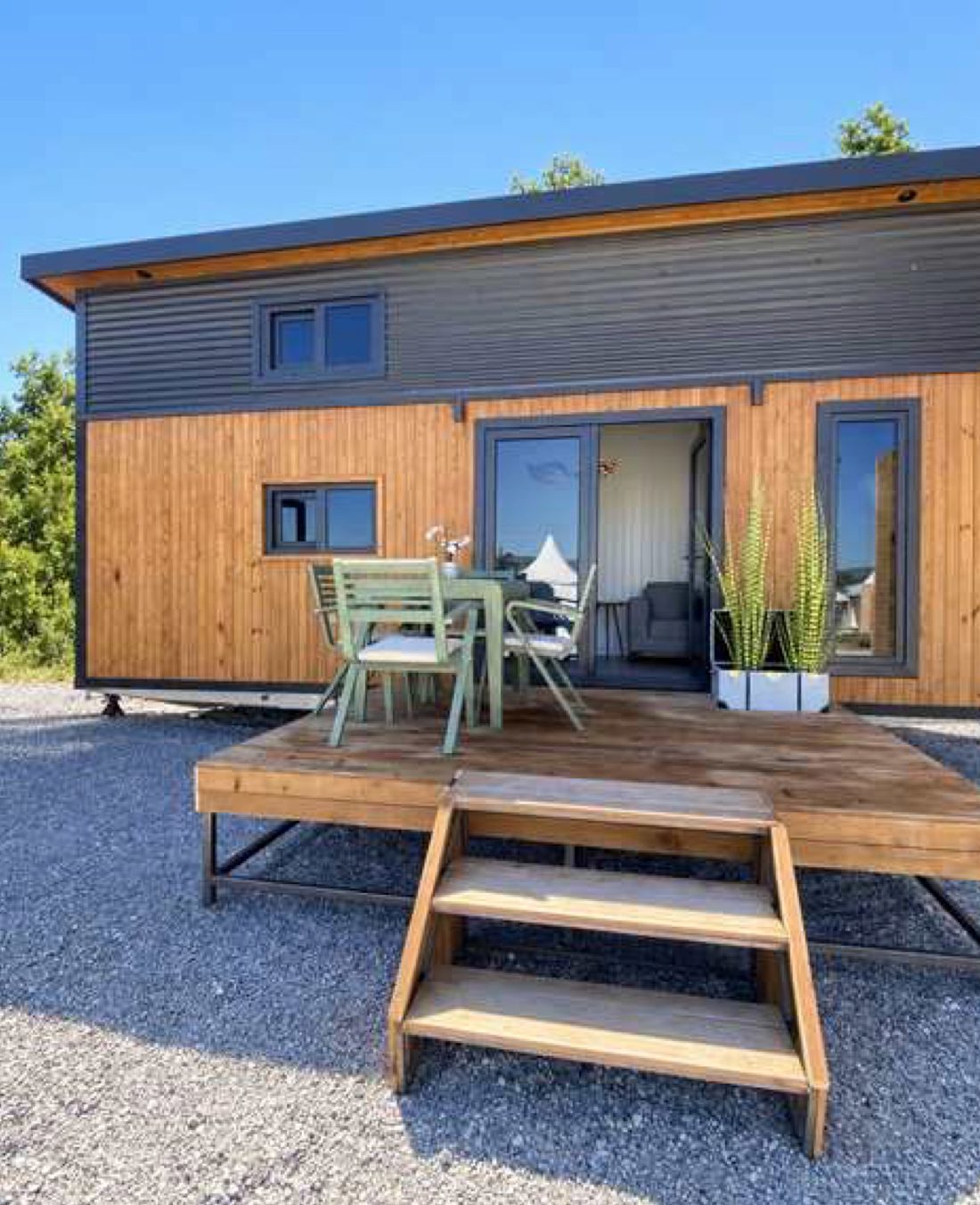 Modell Linea – Tiny House mit Pultdach, Metallfassade und Holzterrasse